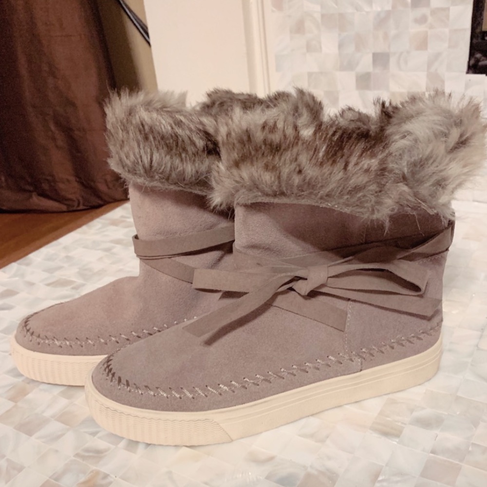 TOMS Shoes Vista Desert Suede Faux Fur- new
